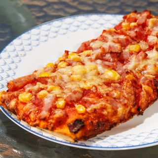 Pizza cu Șuncă și Porumb