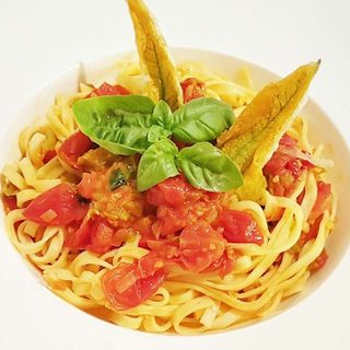 Taglierini cu rosii proaspete si busuioc