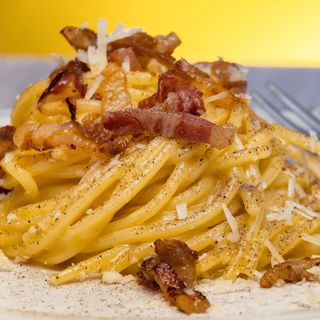 LINGUINE CARBONARA CU GUANCIALE SI PECORINO