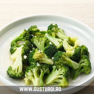 Brocoli trasi la tigaie cu unt si usturoi