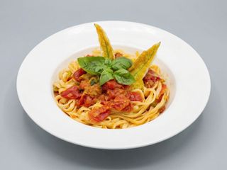 Taglierini cu rosii proaspete si busuioc