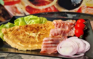Omletă cu bacon și ceapă