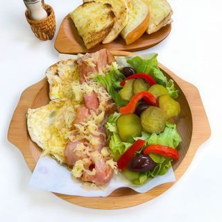 Ochiuri & bakon & cașcaval