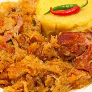 Varza cu afumatura si mamaliguta