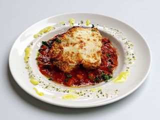 Șalău cu mozzarella și sos de vinete cu roșii