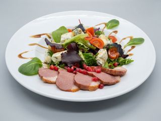 Salată cu piept de rată afumat