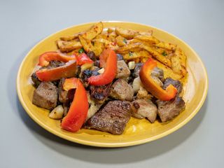 Pastramă berbecuț cu mămăligă