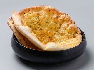 Focaccia cu parmezan și usturoi