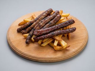 Cârnăciori la grătar