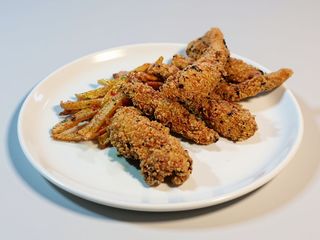 Piept de pui crispy cu sos usturoi