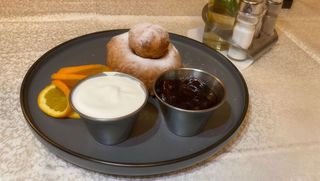 Papanași cu smântână și dulceață