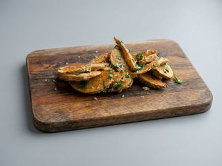 Cartofi Wedges În Coajă Cu Parmezan, Usturoi Și Pătrunjel