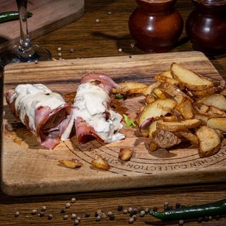 Tenderloin cu bacon și cartofi copți