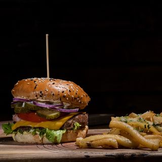 Smoked cheese burger cu cartofi prăjiți