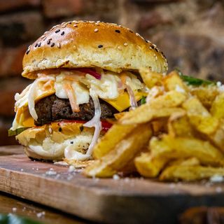 Coleslaw burger cu cartofi prăjiți