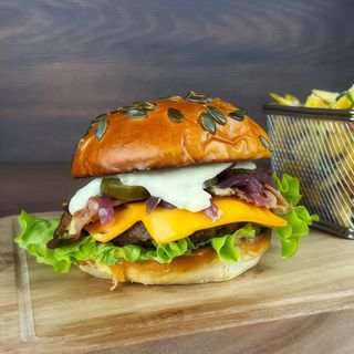 Royal Burger cu cartofi prăjiți