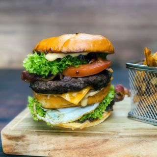 Double Crown burger cu cartofi prăjiți