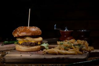 Texas burger cu cartofi prăjiți