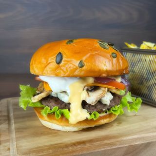 Blue cheese burger cu cartofi prăjiți
