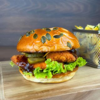 Crispy chicken burger cu cartofi prăjiți