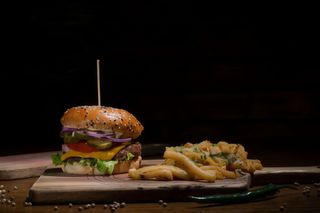 Gourmand burger cu cartofi prăjiți