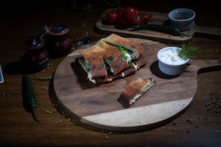 Baghete cu cașcaval afumat, nduja și busuioc