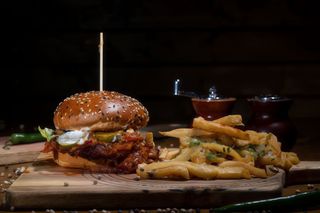 Legendary Pulled Pork cu cartofi prăjiți