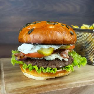 Holy Chuck Burger cu cartofi prăjiți