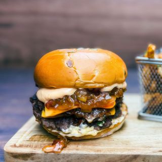 Bacon Jam Smashed Burger cu Cartofi Prăjiți