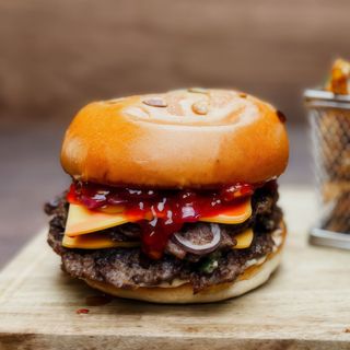 Piri Piri Smashed Burger cu Cartofi Prăjiți