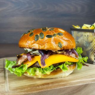 Umami burger cu cartofi prajiti