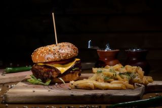 Bbq Ribs Burger cu cartofi prăjiți