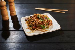 Spaghete chinezești cu vita si legume