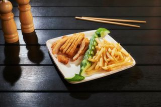 Degețele de pui cu cartofi prăjiți