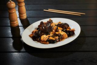 Pui cu ciuperci negre