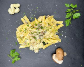 Pollo con funghi e panna