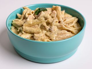 Paste cu pui si sos alb