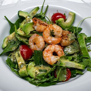 SALATA CU AVOCADO SI CREVETI