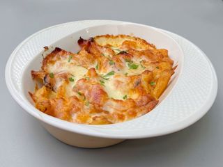 CARTOFI CU BACON,MOZZARELLA,CEDAR SI USTUROI