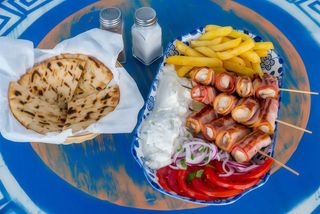 Souvlaki de pui cu bacon la farfurie