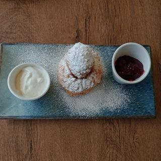 Papanas cu smantana si dulceata