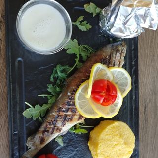 Pastrav prajit cu mamaliguta si lamaie