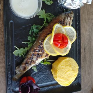 Pastrav la gratar cu mamaliguta si lamaie