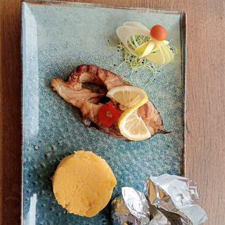 Crap la gratar cu mamaliguta si lamaie