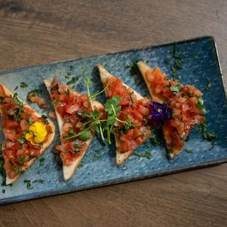 bruschete cu roșii și busuioc