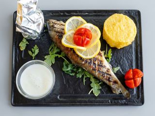 Pastrav prajit cu mamaliguta si lamaie