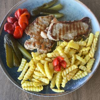 Mix grill cu cartofi prajiti si salata de acrituri