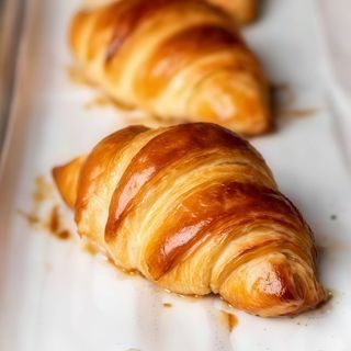 Croissant cu unt (18% unt)