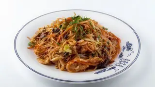 Spaghete de orez cu porc