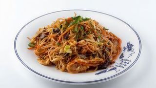 Spaghete de orez cu porc